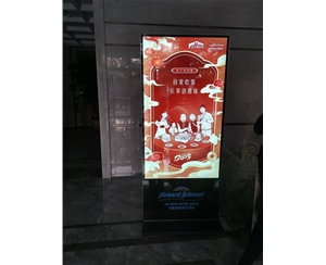 合肥某酒店采購我司兩臺65寸立式廣告機用于播放宣傳視頻